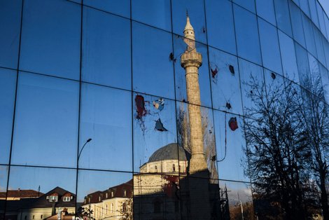 Kosovo parlamento reflejo