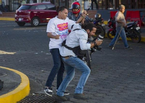 alfredo zc3bac3b1iga reportero grc3a1fico de la agencia de noticias ap es golpeado y robado por un militante de la juventud sandinista. efe